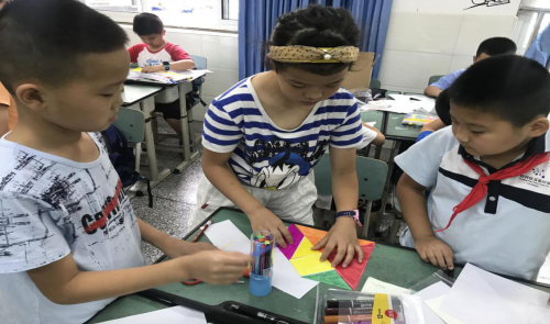 龙泉驿区学生用简单的材料上创客课