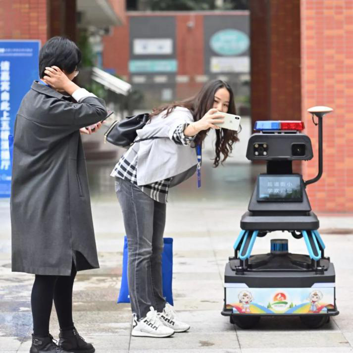 班豆智慧安防-24小时巡逻机器人为成都市锦江区盐道街小学保驾护航