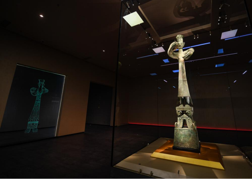 三星堆青铜大立人像 图源：新华社